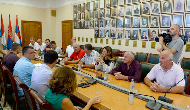 Малинари одустали од протеста након састанка са Недимовићем, али остају при цени од 1,83 евра
